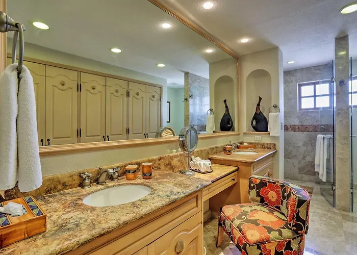 La Condo: Pools, Hot Tub, & Balcony *
